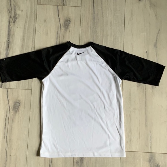 Boys 3/4 sleeve Nike swim shirt - Picture 5 of 6